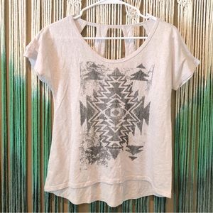 Full Tilt Light Gray Short Sleeve Aztec Print Top Women’s Size S Cut Out At Back